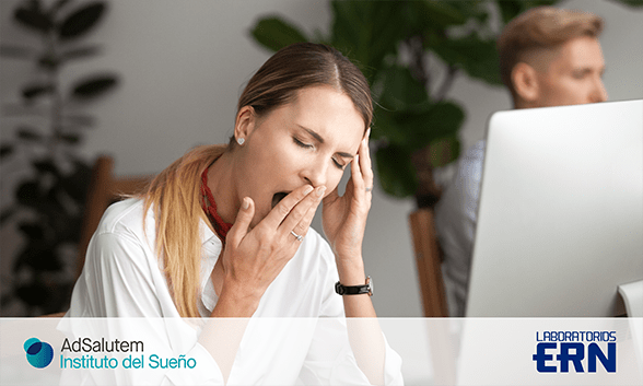 Trabajadora quedándose dormida en la oficina